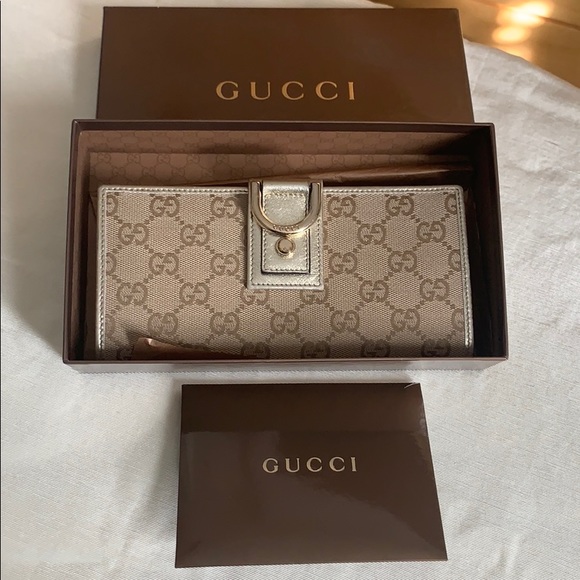 Gucci Handbags - Gucci Gold wallet